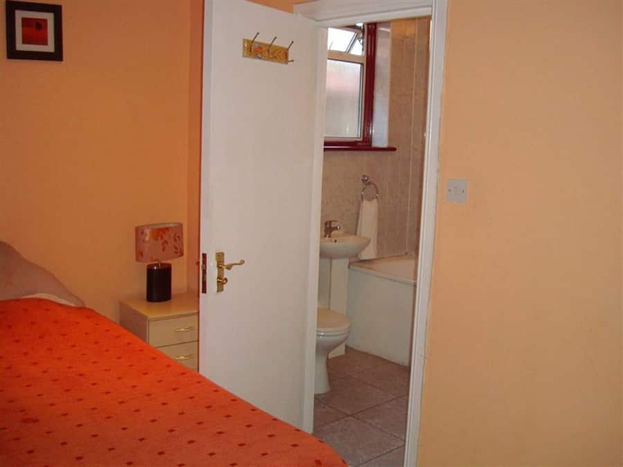 Enkeltrom – standard, delt bad | Strykejern/-brett