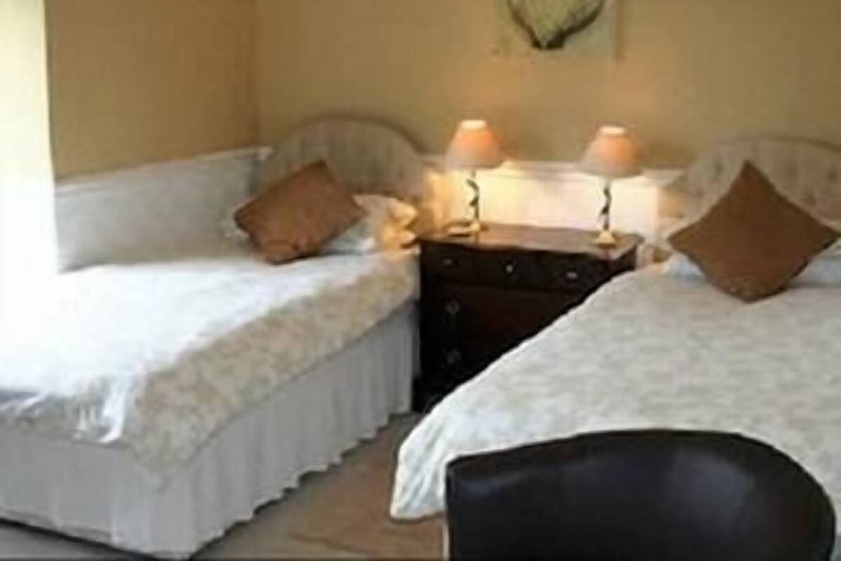 Habitación con 2 camas individuales, baño privado