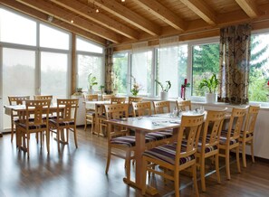 Petit déjeuner et dîner servis sur place, spécialités Cuisine allemande