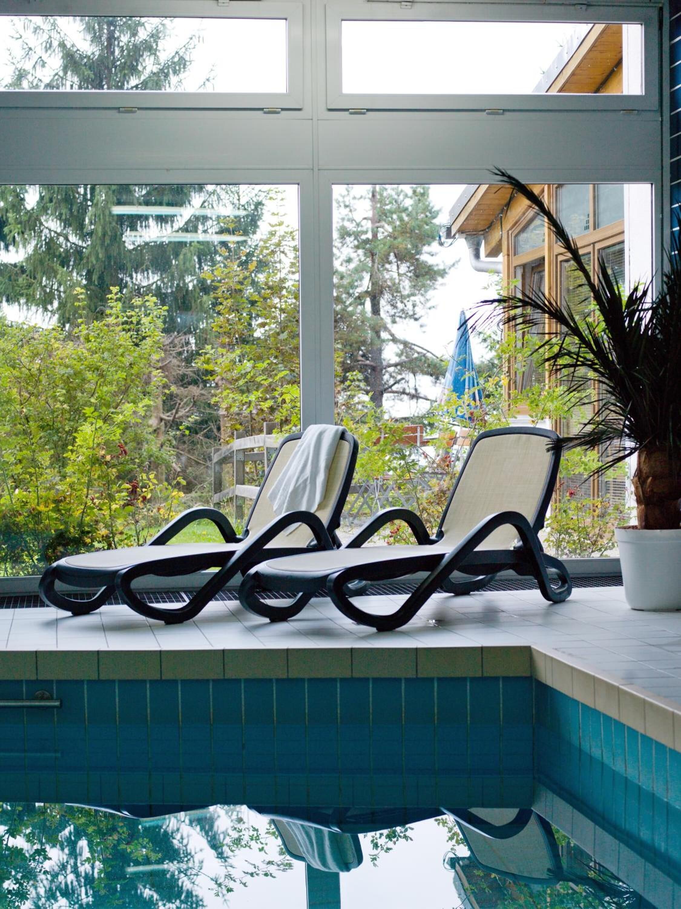 Piscine couverte, chaises longues