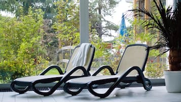 Alberca techada y camastros