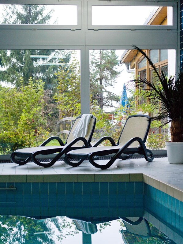 Piscine couverte, chaises longues