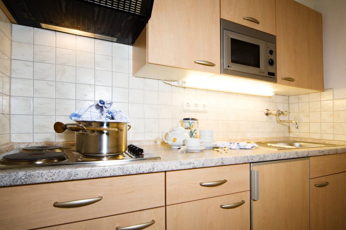 fridge, microwave, stovetop, coffee/tea maker