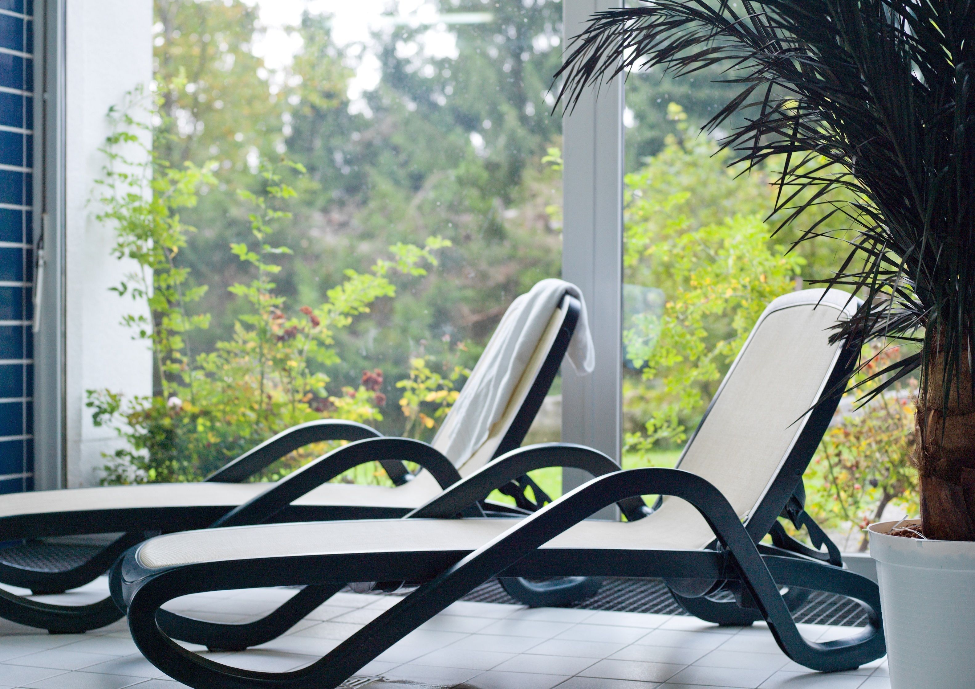 Piscine couverte, chaises longues