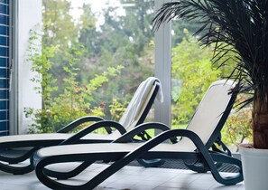 Piscine couverte, chaises longues