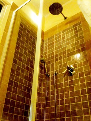 Pancuran mandi, pengering rambut, bidet 