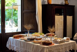 包含每日自助早餐