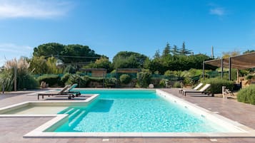 Piscina stagionale all'aperto, lettini