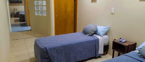 スーペリア 4 人部屋 | 低刺激性寝具、ミニバー、セーフティボックス (室内)、デスク