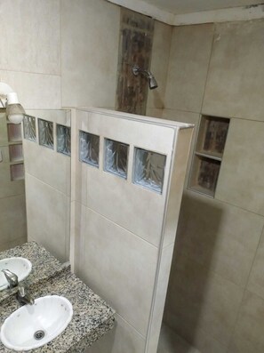 Een douche, gratis toiletartikelen, een haardroger, een bidet