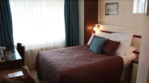 Desk, blackout drapes, free WiFi, bed sheets - Parklands Hotel & Bentley's Chop House (Marlborough)