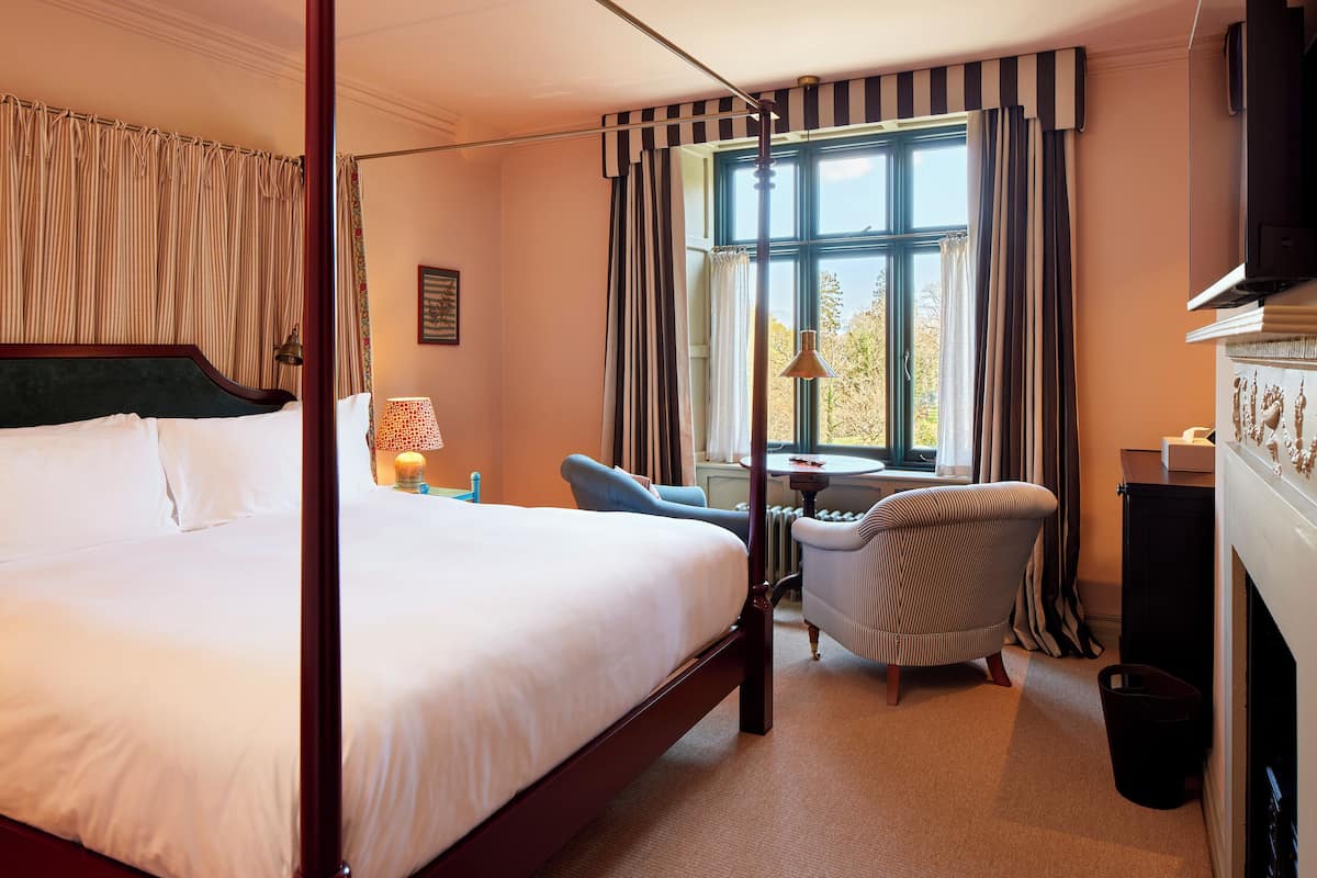 egyptian cotton sheets, premium bedding, pillow-top beds, minibar