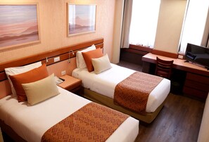 A hotel room with two beds, a desk, a chair, and a television. - Hotel Marlowe Centro Histórico (Mexico City)