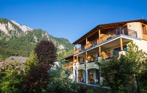 Literie de qualité, couette en duvet, coffre-fort, décor unique