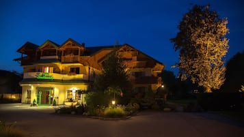 Façade de l’hébergement - soirée/nuit