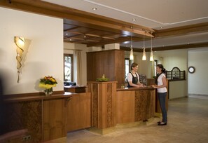 Reception - Hotel Sallerhof (Groedig)