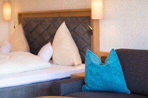 Premium bedding, down comforters, in-room safe, individually decorated - Hotel Sallerhof (Groedig)