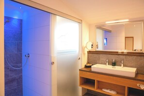 Deluxe Room, 2 Bedrooms, Non Smoking, Garden View | Bathroom | Shower, free toiletries, hair dryer, slippers - Hotel Sallerhof (Groedig)