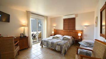 Habitación Deluxe, balcón | Ropa de cama de alta calidad, camas Select Comfort y minibar