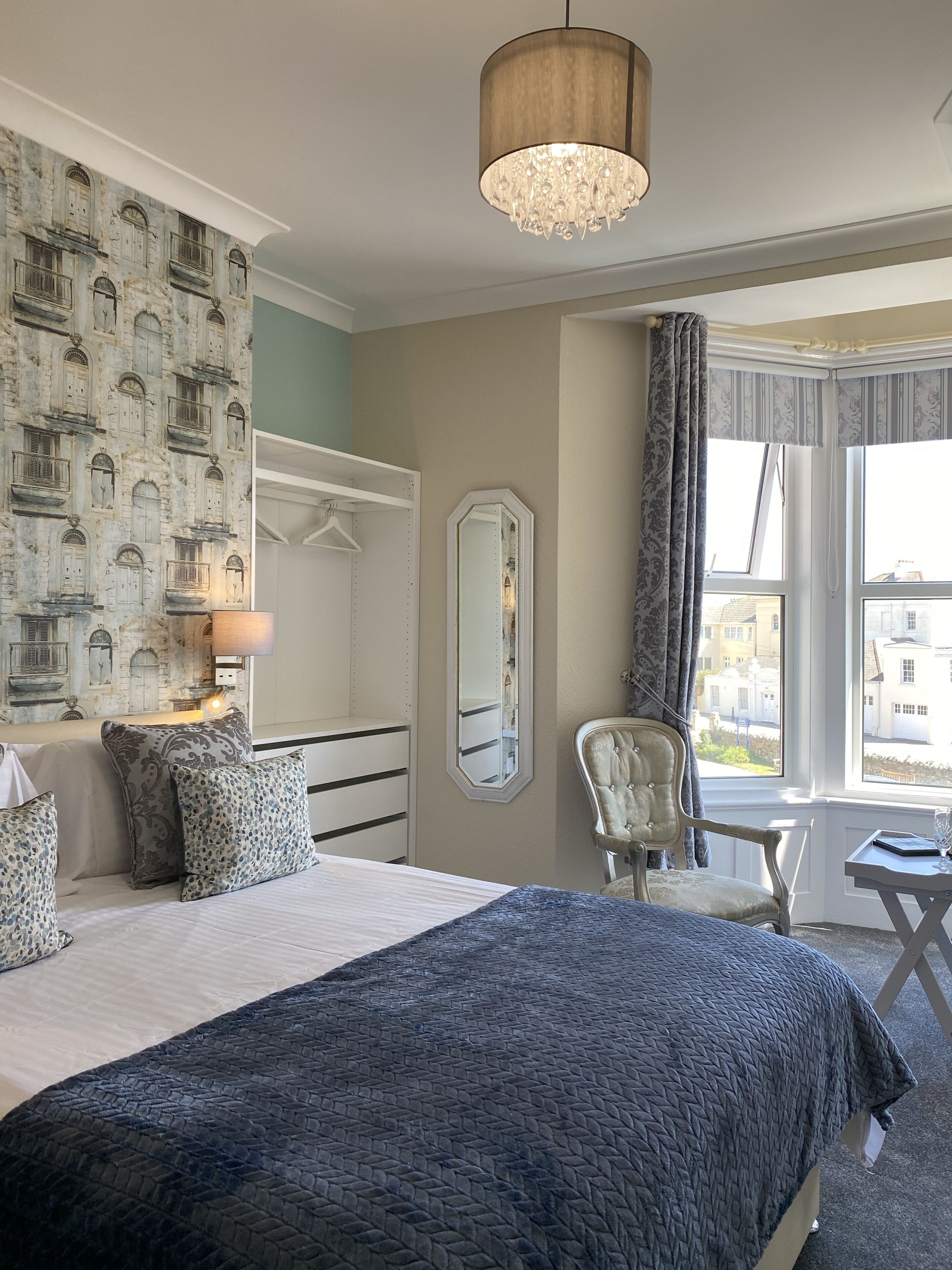 Maison (Whole House Rental - self-catering) | Literie de qualité supérieure, surmatelas, fer et planche à repasser