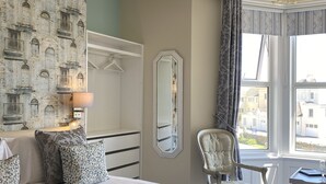 Hus (Whole House Rental - self-catering) | Sengetøy av topp kvalitet, senger med overmadrass og strykejern/-brett