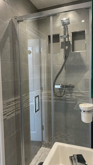Hair dryer, towels, soap, shampoo - St Johns Guest House (Weymouth)