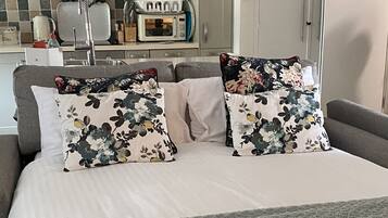 House (Whole House Rental - self-catering) | Premium bedding, pillowtop beds, iron/ironing board, bed sheets