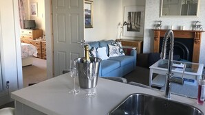 Hus (Whole House Rental - self-catering) | Sengetøy av topp kvalitet, senger med overmadrass og strykejern/-brett