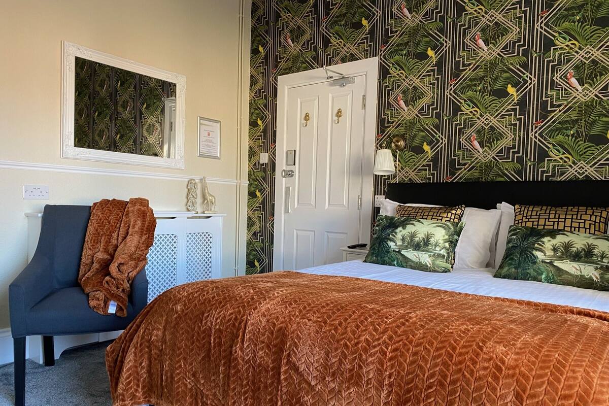 Double Room, Ensuite (Room 2) | Peralatan tempat tidur premium, tilam berlapik, seterika/papan seterika 