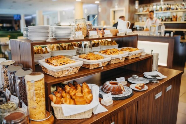 Desayuno completo (CZK 350 por persona) 