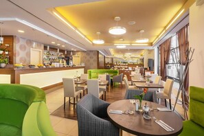 Petit déjeuner complet (350 CZK par personne)