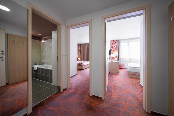 Familie suite, 2 slaapkamers | Hypoallergeen beddengoed, een minibar, een kluis op de kamer, een bureau