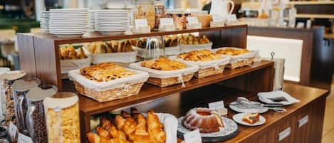 Petit déjeuner complet (350 CZK par personne)