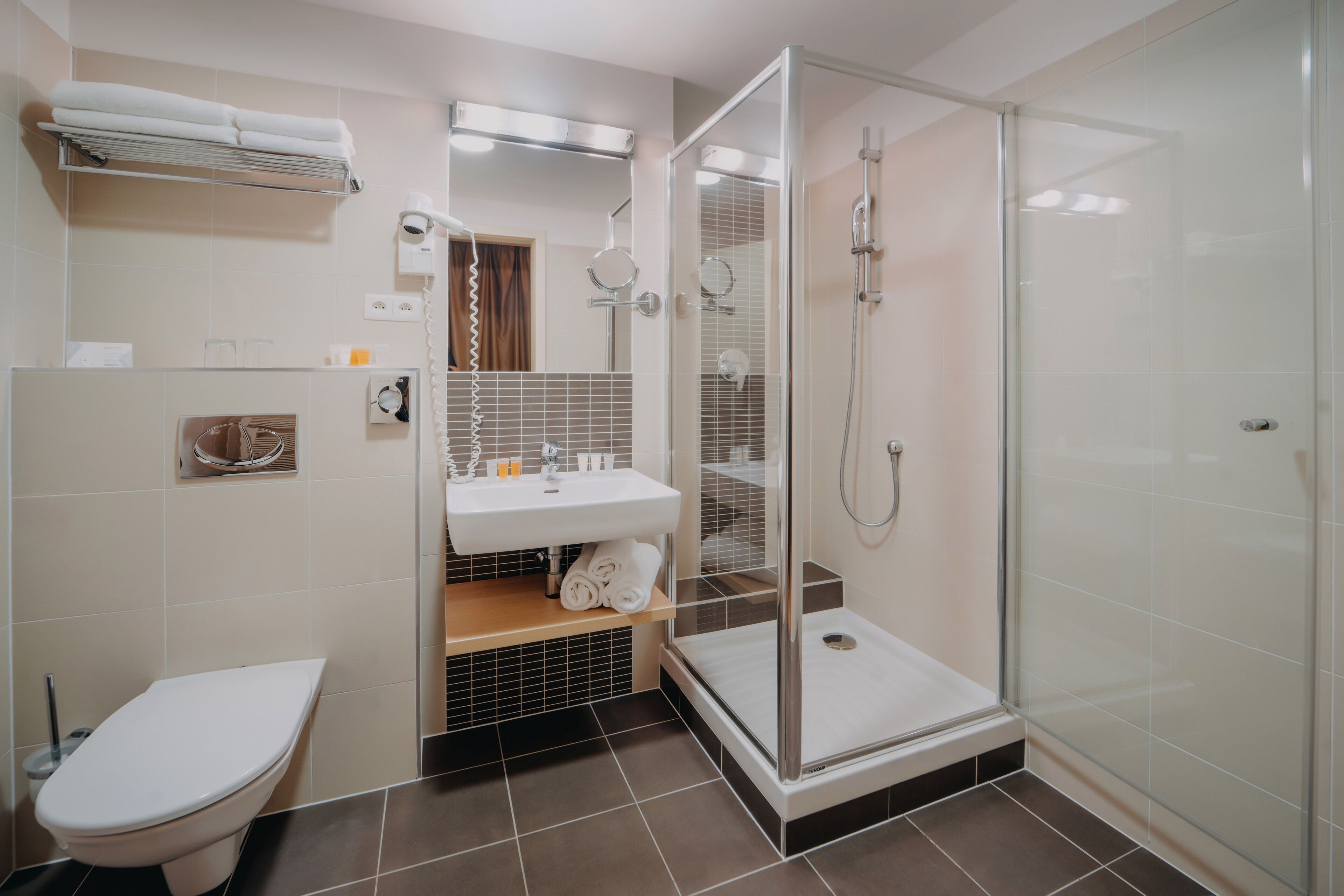 combined shower/bathtub, designer toiletries, hair dryer, towels