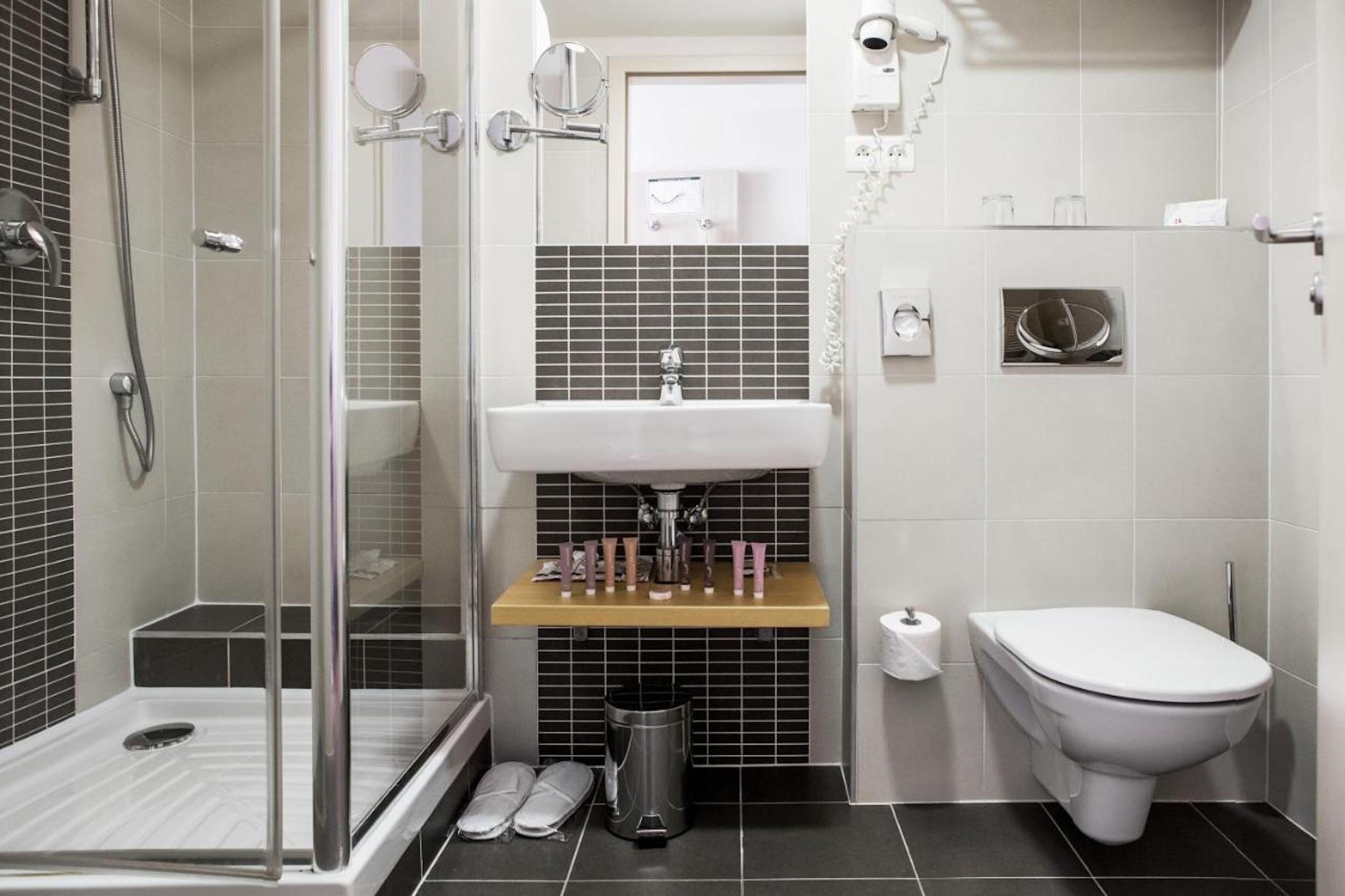 combined shower/bathtub, designer toiletries, hair dryer, towels