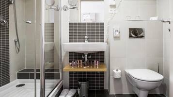 Duschwanne, Designer-Toilettenartikel, Haartrockner, Handtücher