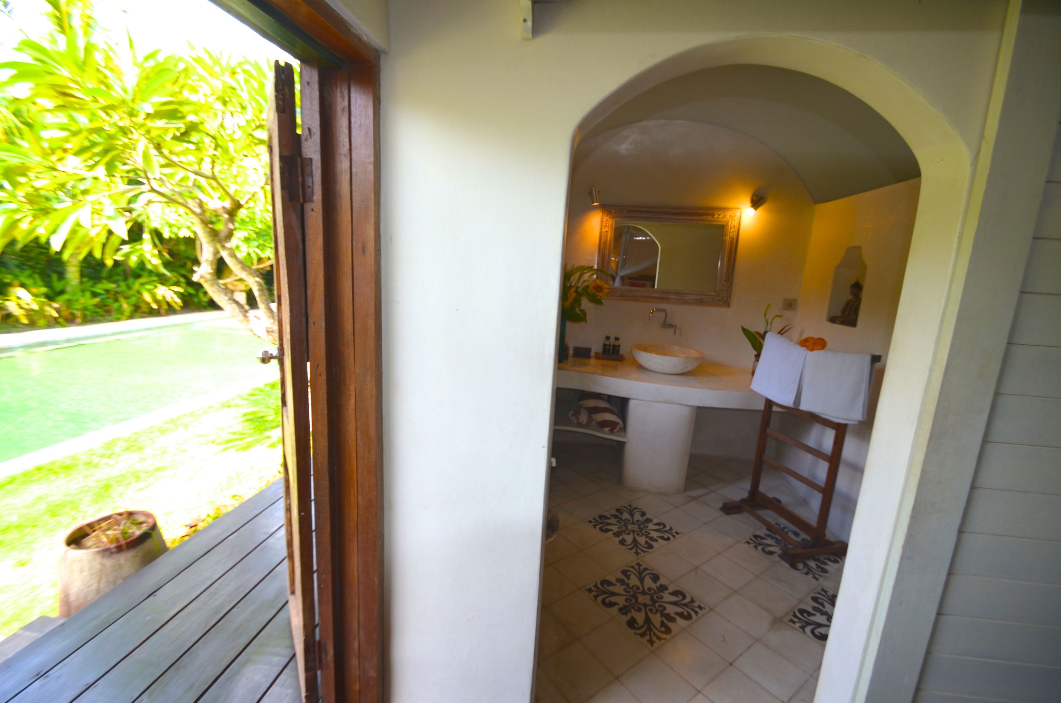 deluxe room | living area | flat-screen tv