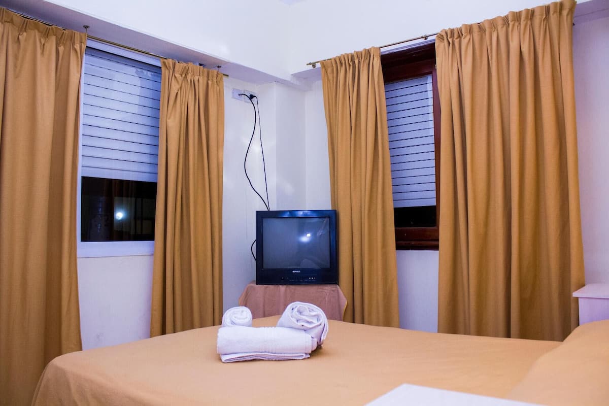 Minibar, wifi gratis y ropa de cama