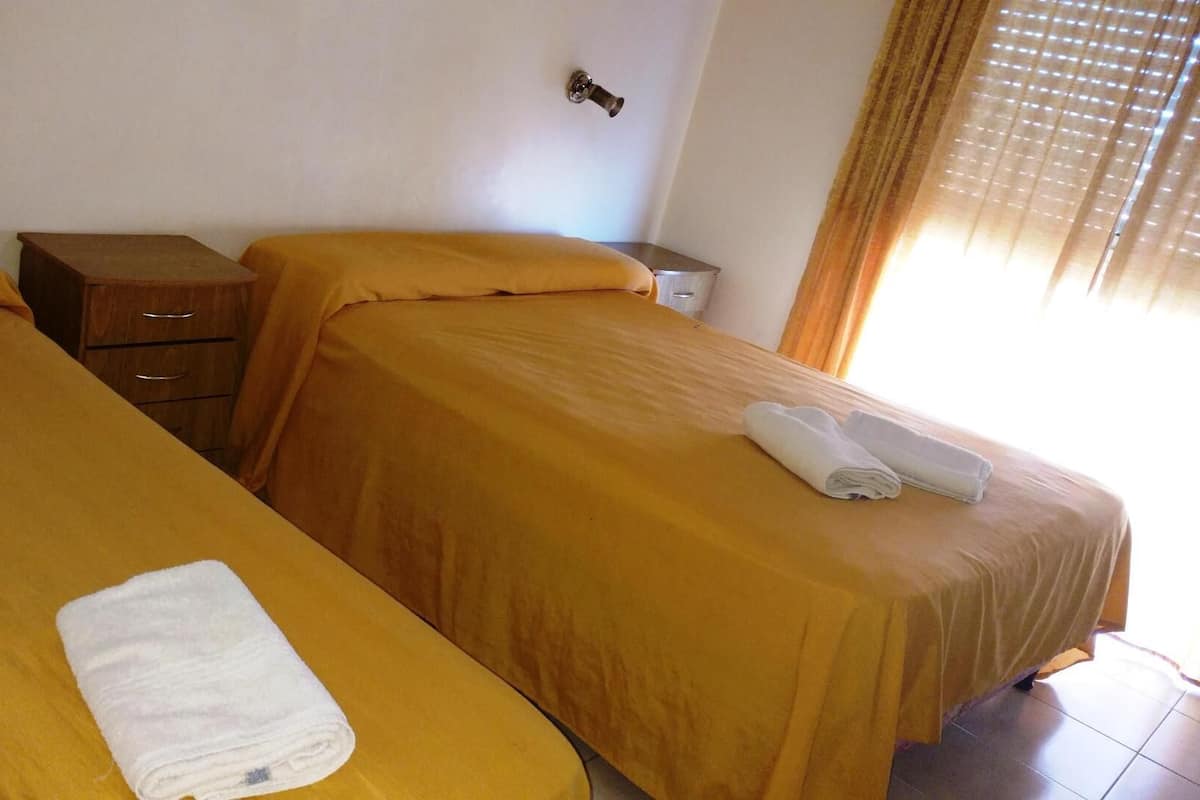 Minibar, wifi gratis y ropa de cama