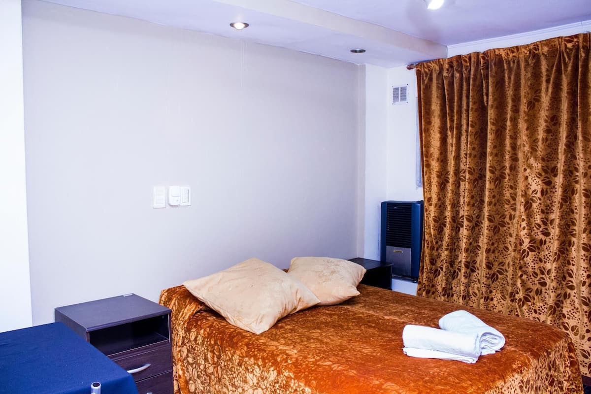 Minibar, wifi gratis y ropa de cama