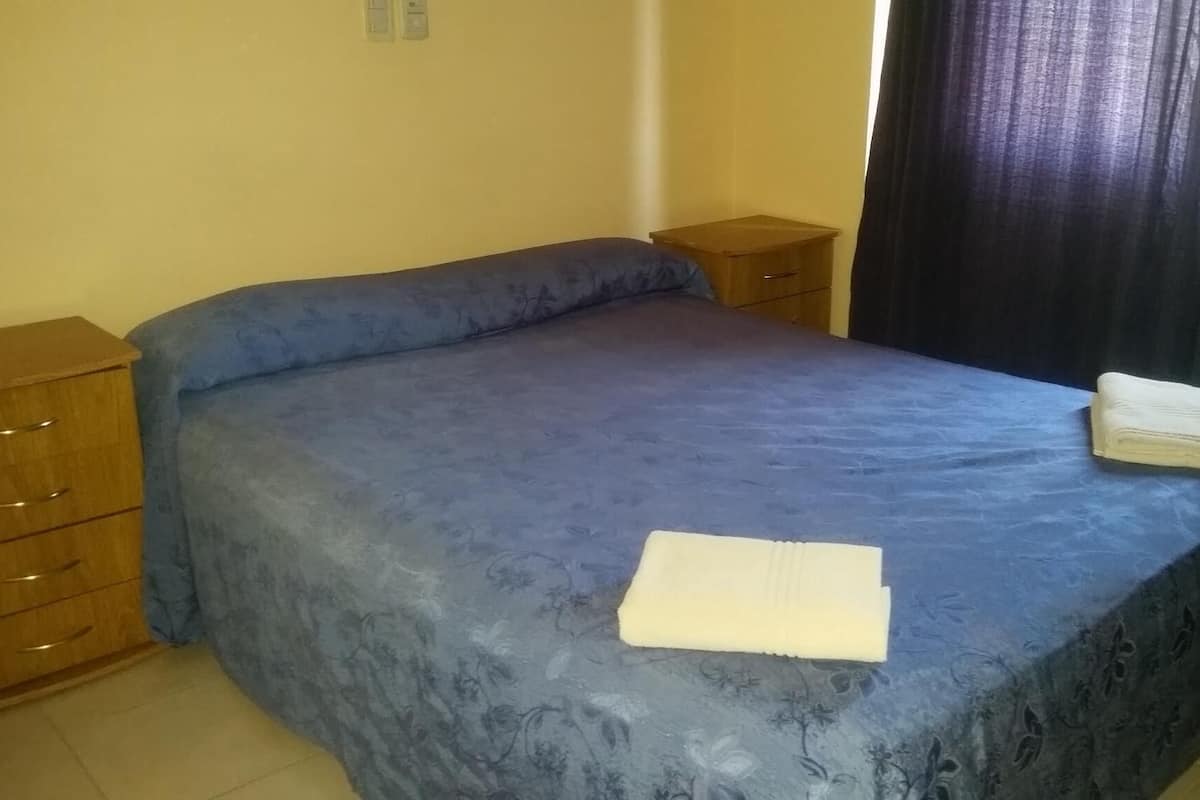 Minibar, wifi gratis y ropa de cama