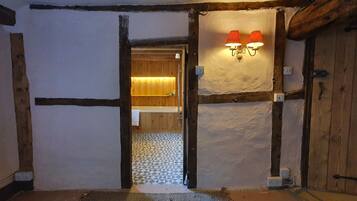 Superior Double Room, 1 Double Bed, Bathtub (Room 2) | Bathroom | Free toiletries, hair dryer, towels, soap