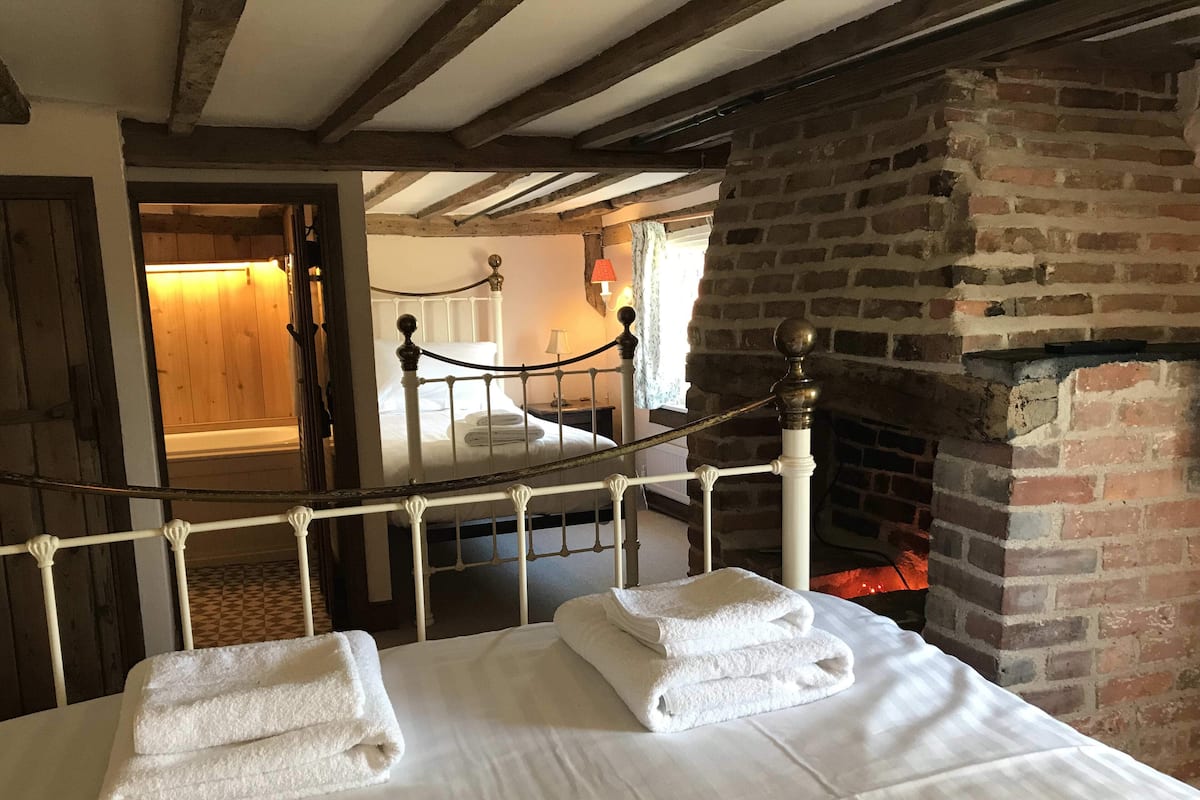 Kolmen hengen huone, kylpyamme (Room 1) | Egyptinpuuvillaiset lakanat, ylelliset vuodevaatteet