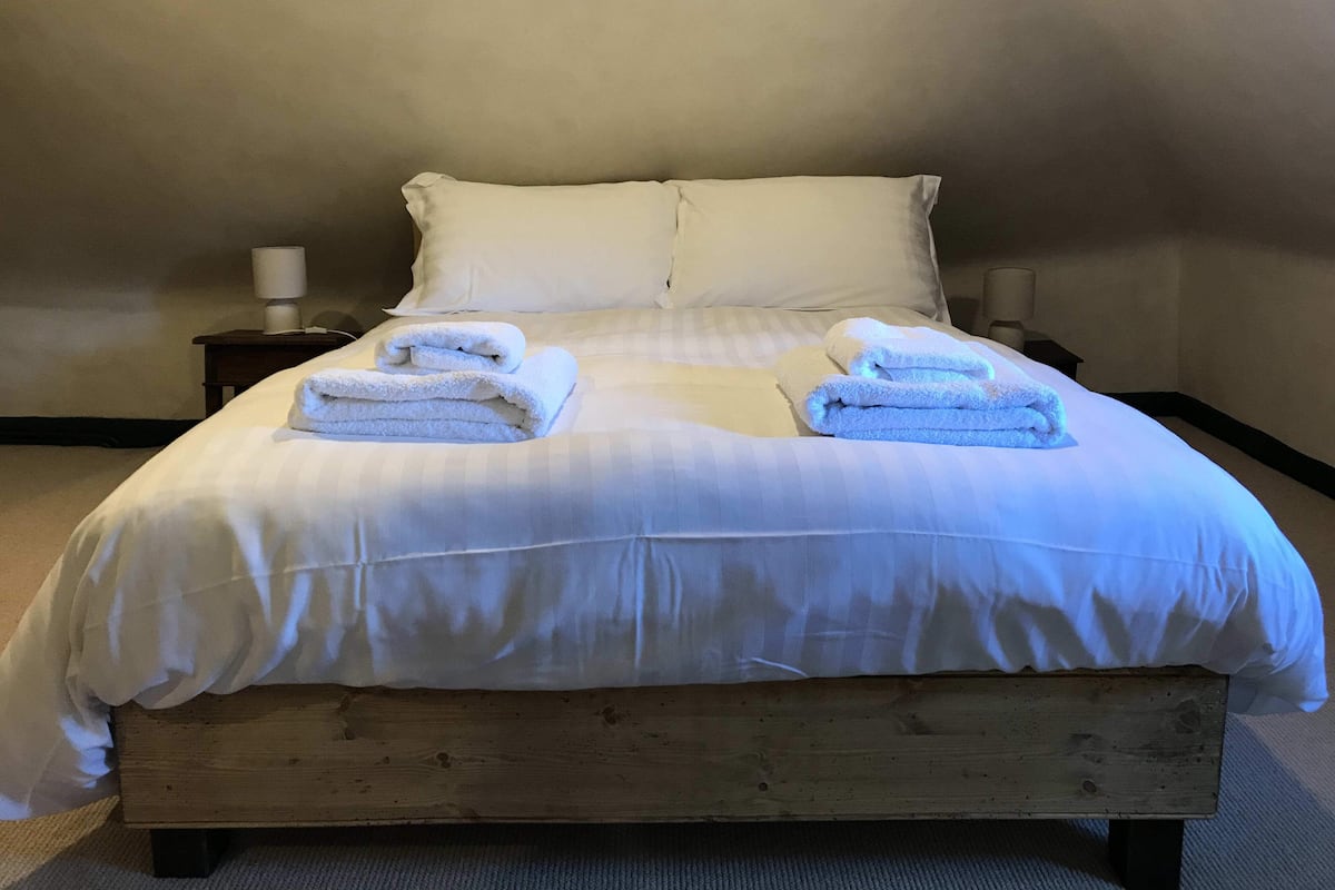 Kamar Double (Room 5, 2nd Floor) | Seprai katun Mesir, seprai premium, dan didekorasi berbeda-beda