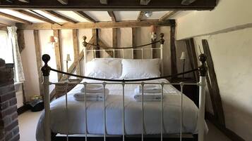 Kolmen hengen huone, kylpyamme (Room 1) | Egyptinpuuvillaiset lakanat, ylelliset vuodevaatteet