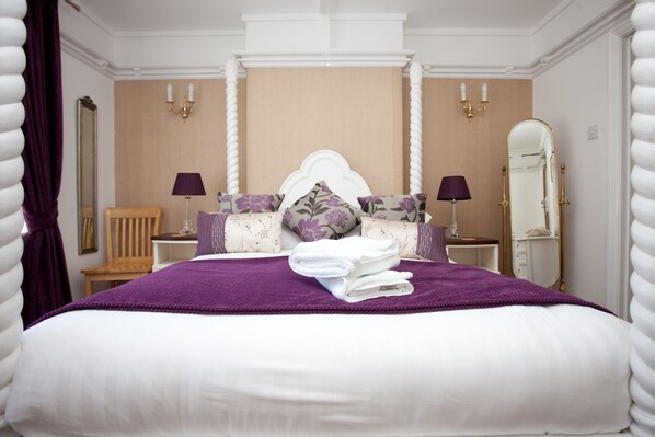 Kahden hengen huone, pohjakerroksessa (Four Poster Bed) | Allergiatestatut vuodevaatteet, silitysrauta/-lauta, Wi-Fi