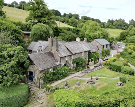 Exterior. Tarr Farm Inn
