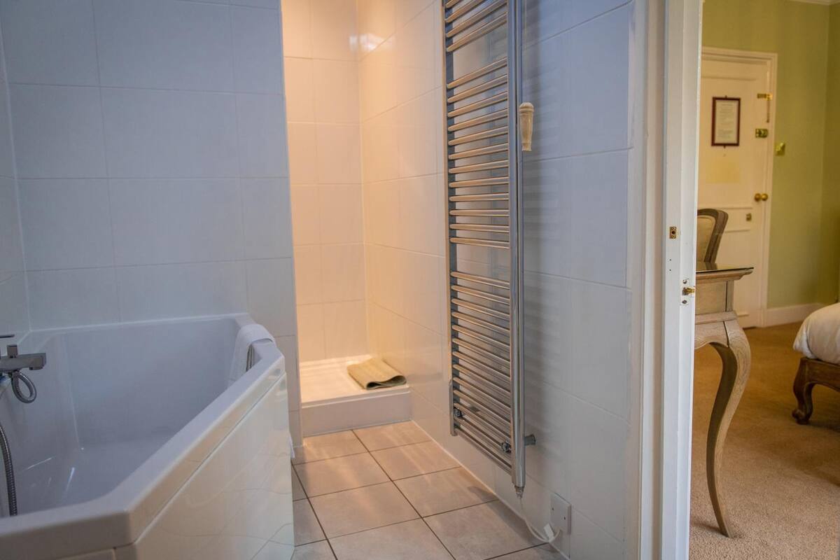 deluxe room | bathroom | free toiletries, hair dryer, towels, soap