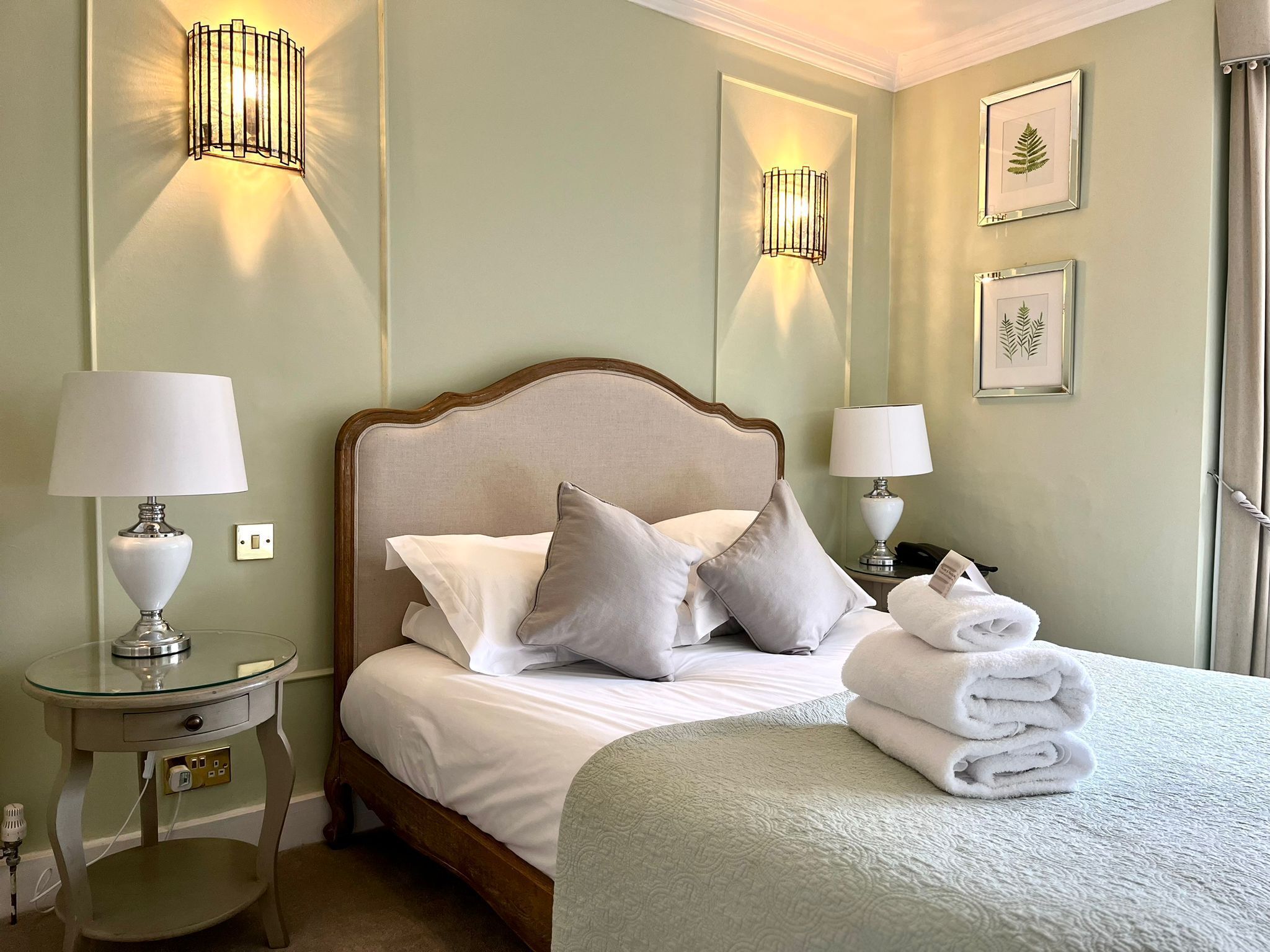 Deluxe Room | Individually decorated, individually furnished, desk, iron/ironing board