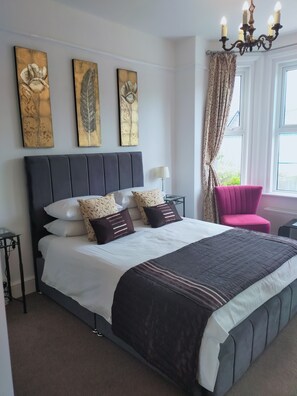 Tabla de planchar con plancha, wifi gratis y ropa de cama